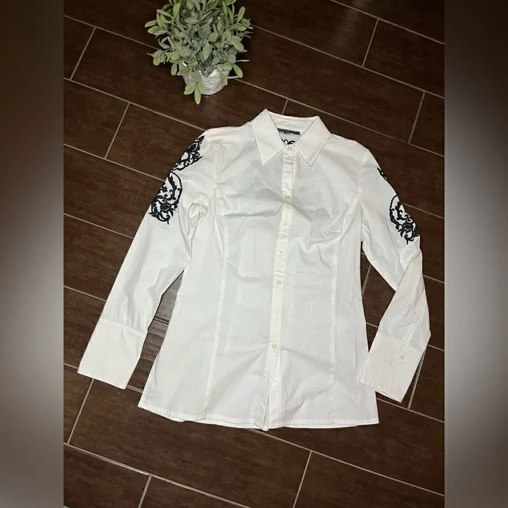 Juliette white with black embroidered button down sz small